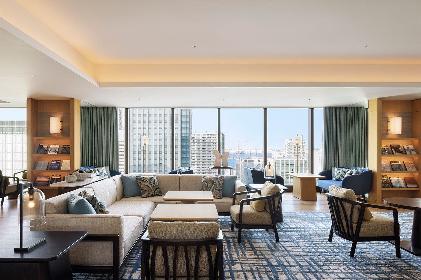 467平米の広々としたラウンジでみなとみらいの景色とワンランク上の上質なひとときをお楽しみください。