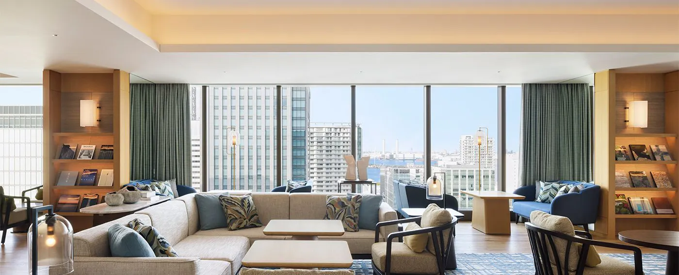 467平米の広々としたラウンジでみなとみらいの景色とワンランク上の上質なひとときをお楽しみください。