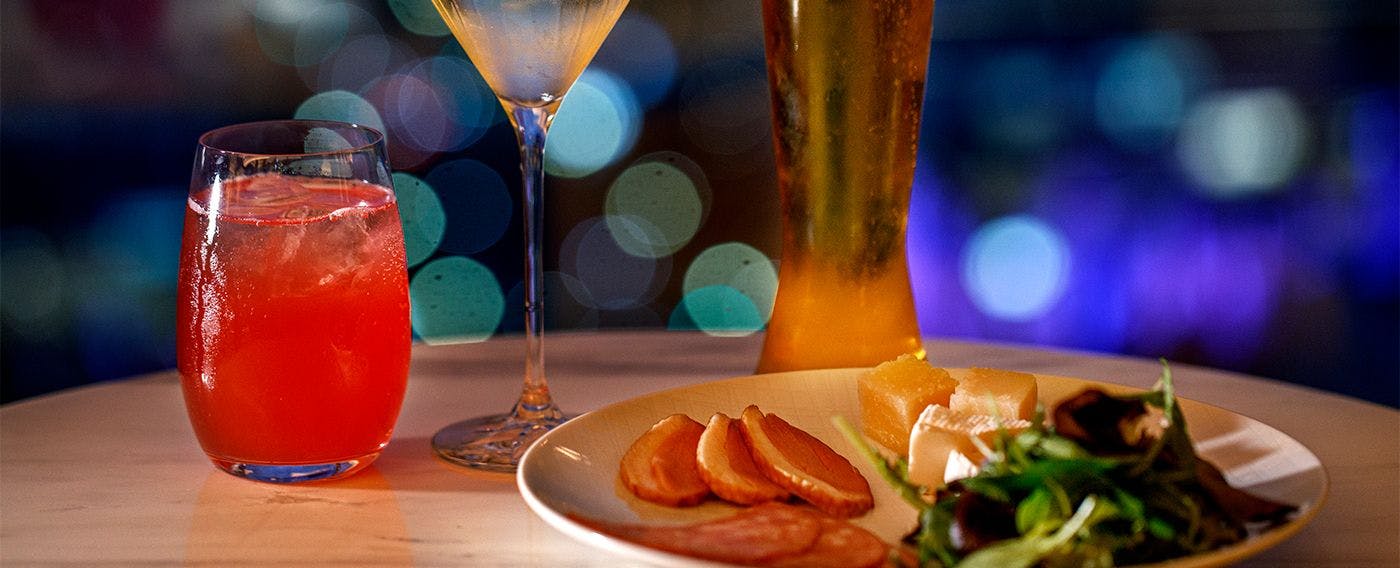 夜景とともに、オードブルやカクテルをお楽しみください。