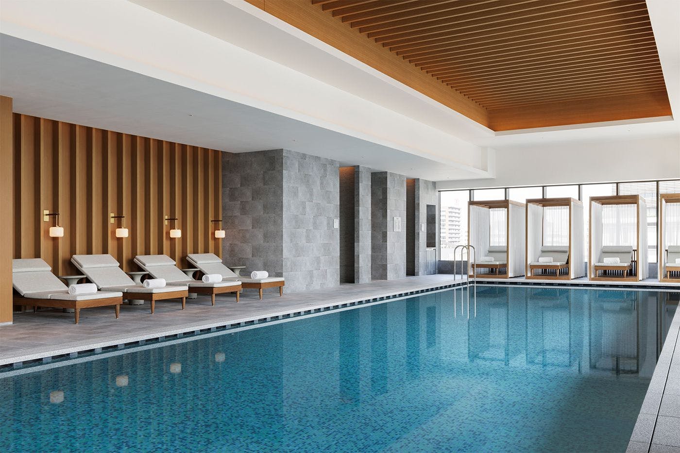 屋内プールのプールサイドにはゆっくりと寛げるカバナを設置