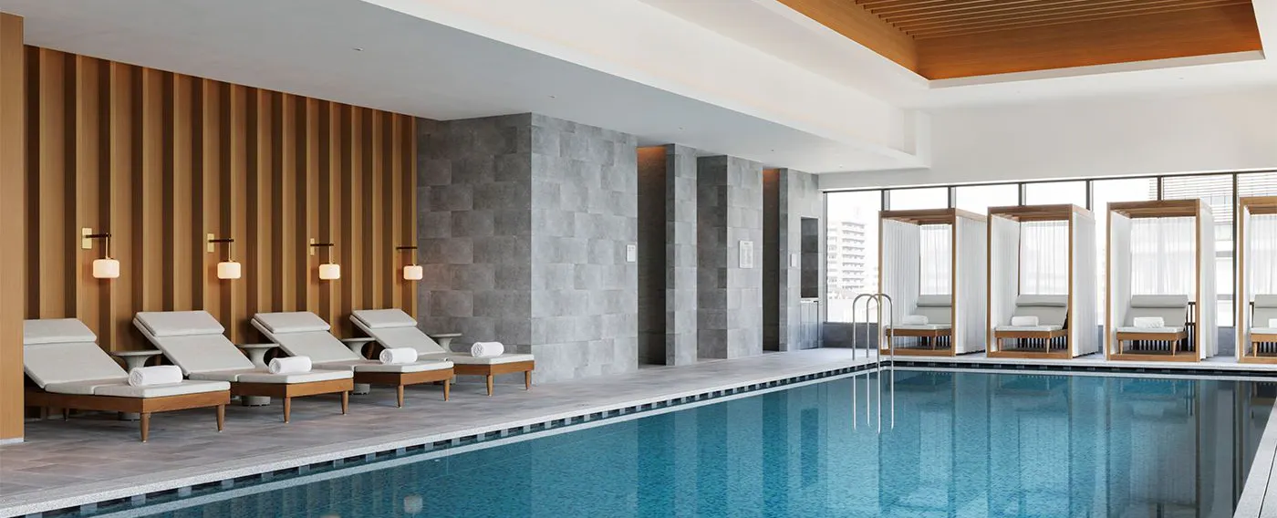 屋内プールのプールサイドにはゆっくりと寛げるカバナを設置