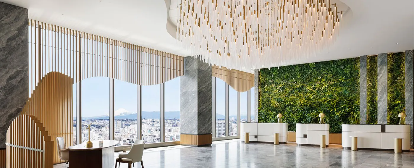 森林浴をテーマにしたシャンデリアと大きな窓に囲まれた23階のレセプション