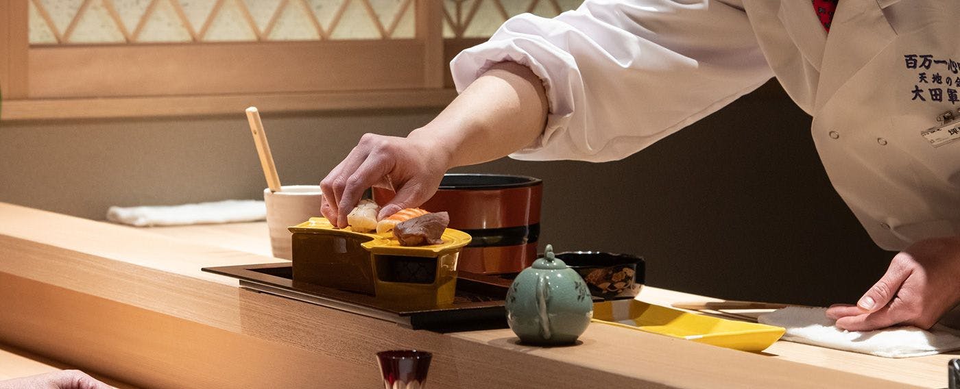 Memasak di hadapan pelanggan