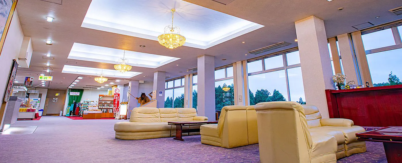 ผ่อนคลายในล็อบบี้ที่กว้างขวางพร้อมวิวสวน