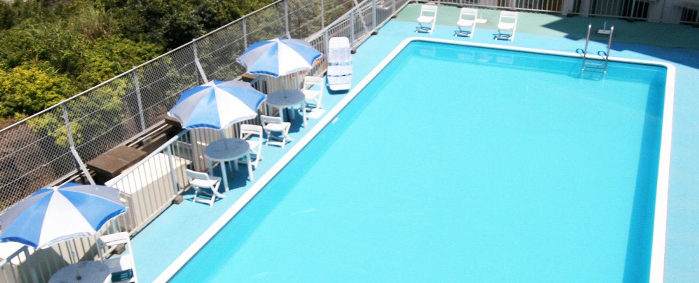 สระว่ายน้ำกลางแจ้ง