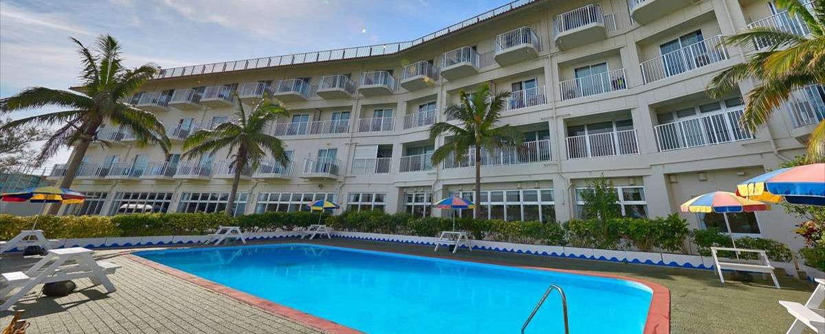 สระว่ายน้ำกลางแจ้ง