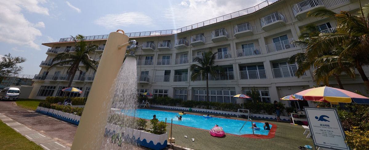 สระว่ายน้ำกลางแจ้ง