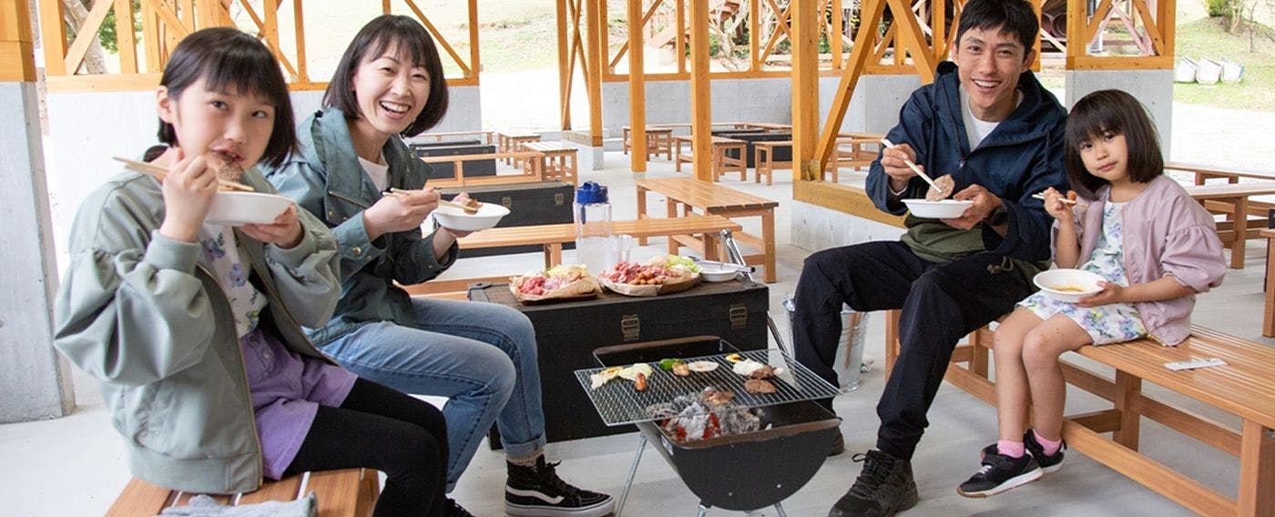 ระเบียงบาร์บีคิวกลางแจ้งมีหลังคา