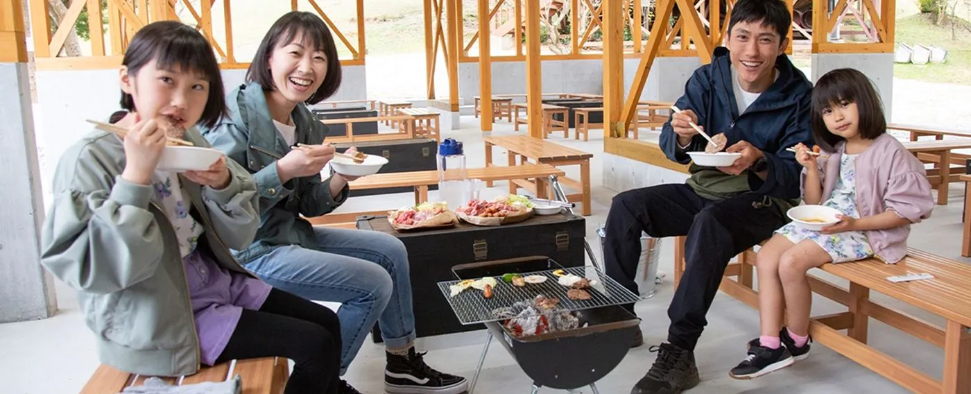 ระเบียงบาร์บีคิวกลางแจ้งมีหลังคา