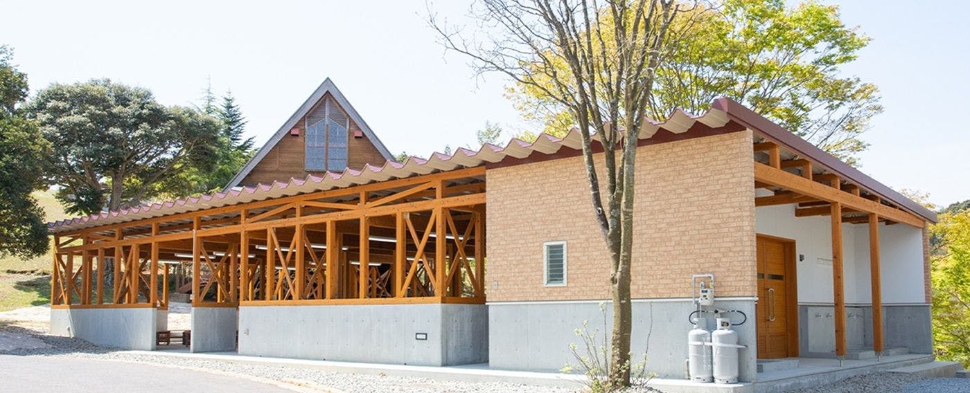 ระเบียงบาร์บีคิวกลางแจ้งมีหลังคา