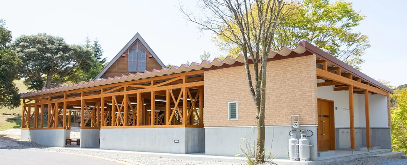 ระเบียงบาร์บีคิวกลางแจ้งมีหลังคา