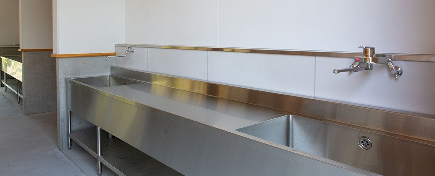 มีอ่างล้างจานที่มีน้ำร้อน