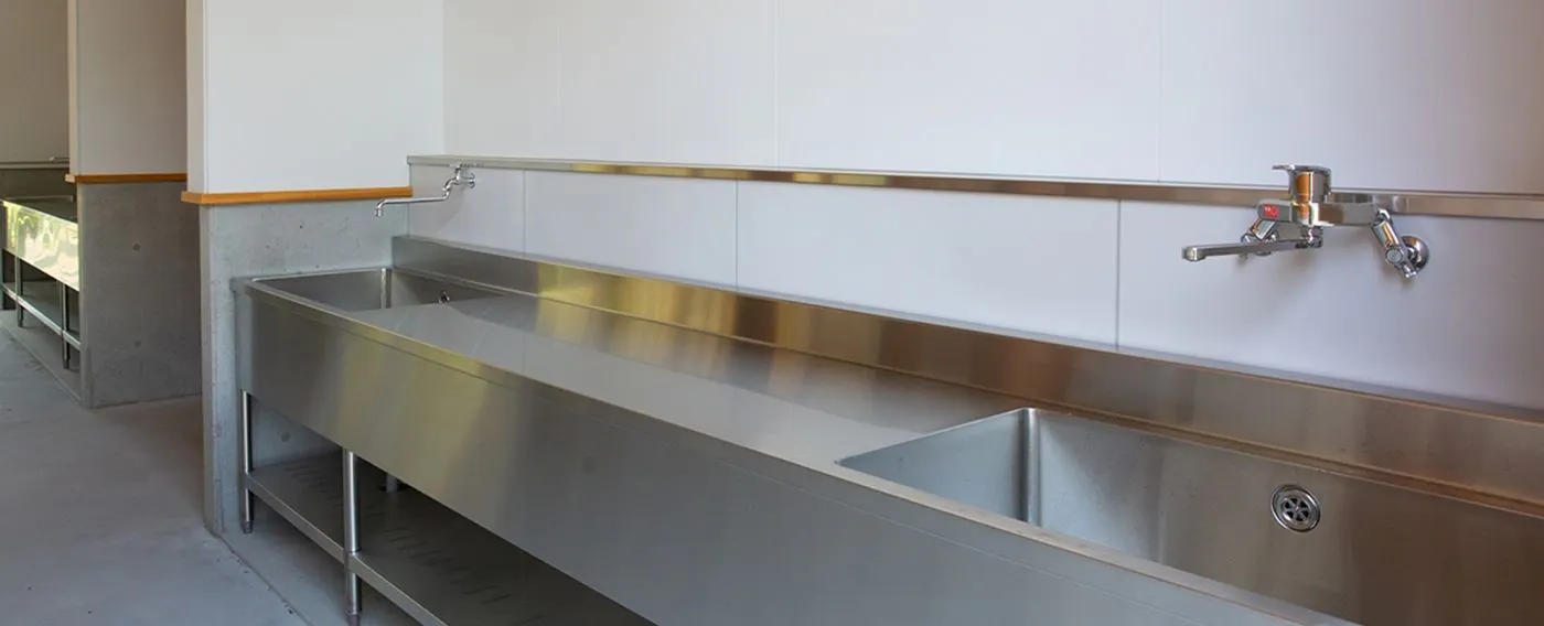 มีอ่างล้างจานที่มีน้ำร้อน