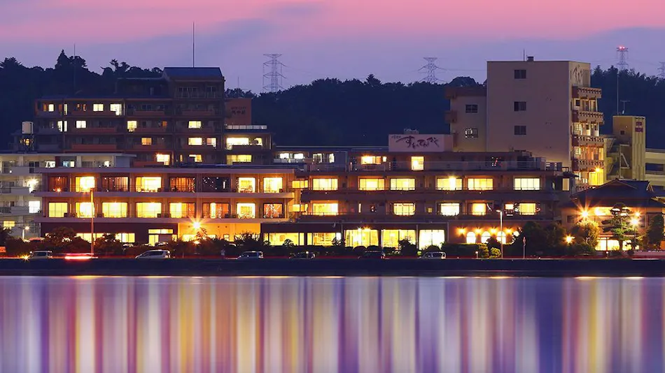 Evening Lake Shore Suitenkaku