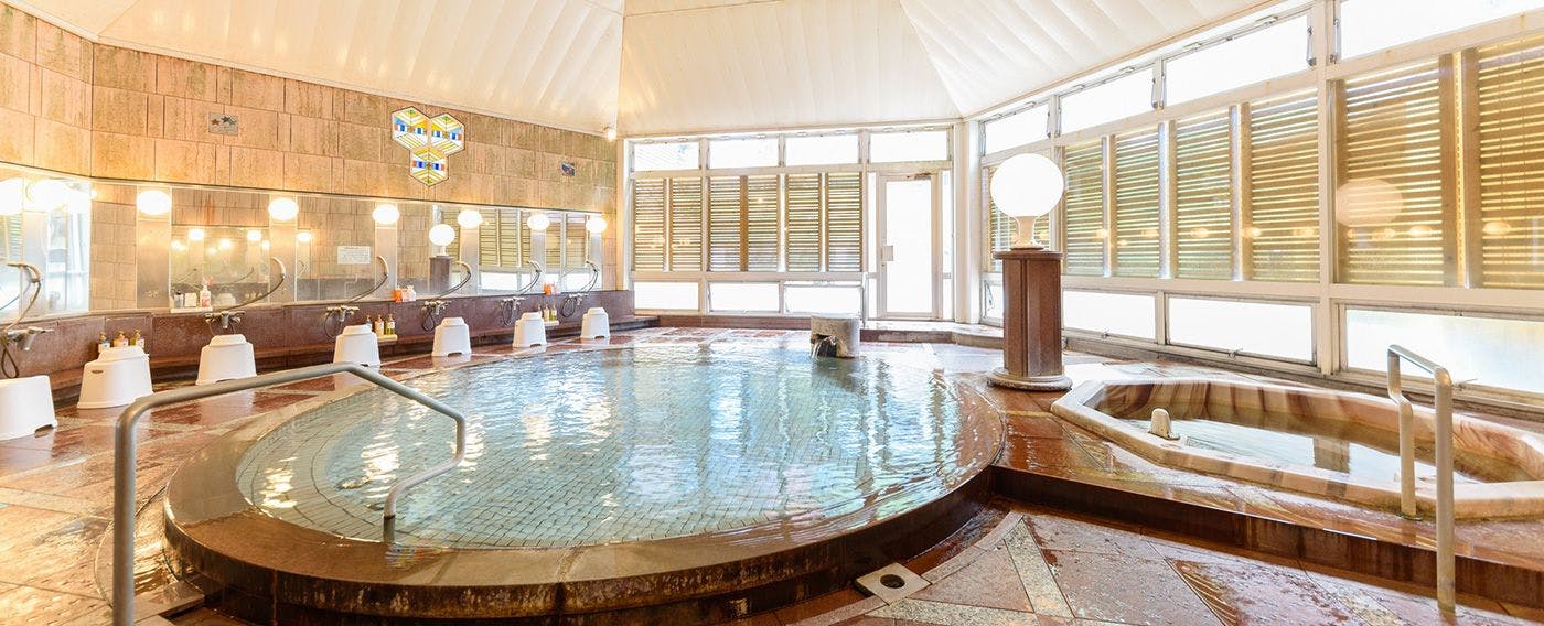 ห้องอาบน้ำใหญ่สำหรับผู้หญิง อ่างอาบน้ำสไตล์ตะวันตกทำจากหินอ่อน