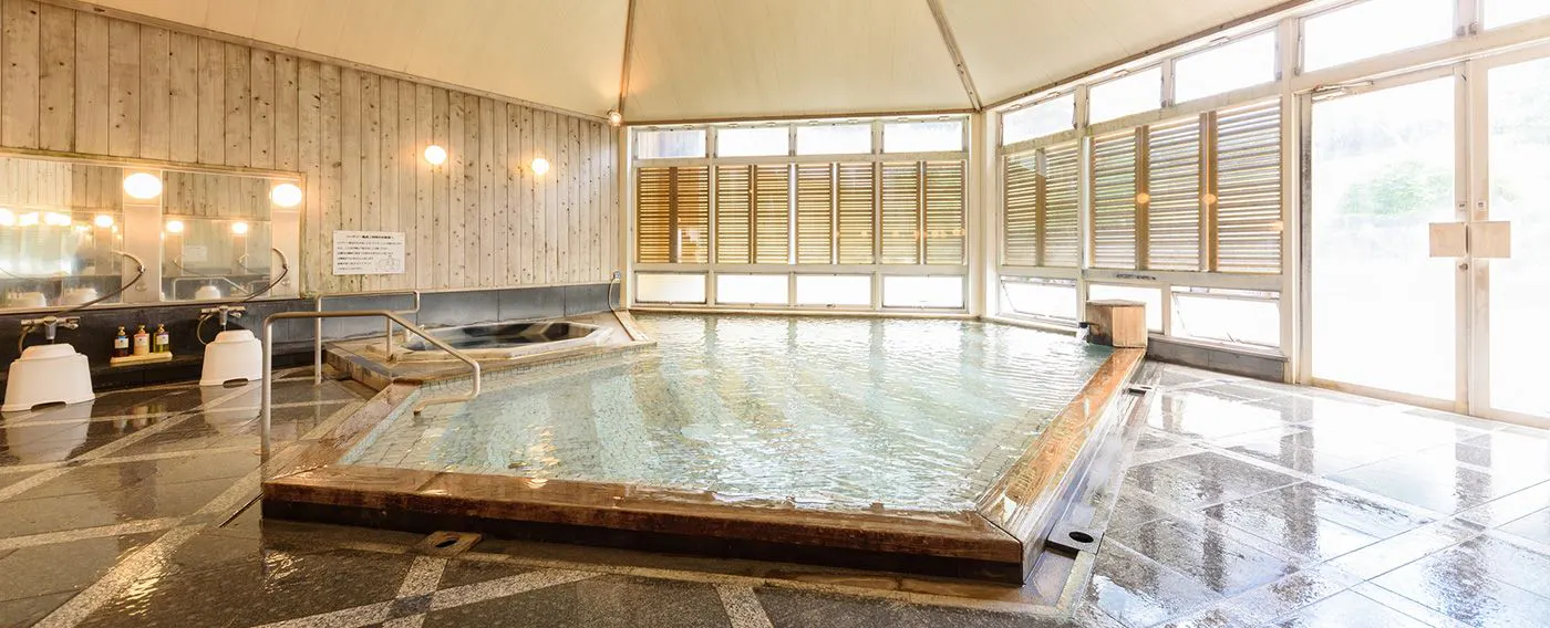 ห้องอาบน้ำรวมชาย อ่างอาบน้ำสไตล์ญี่ปุ่นทำจากไม้ฮิโนกิ