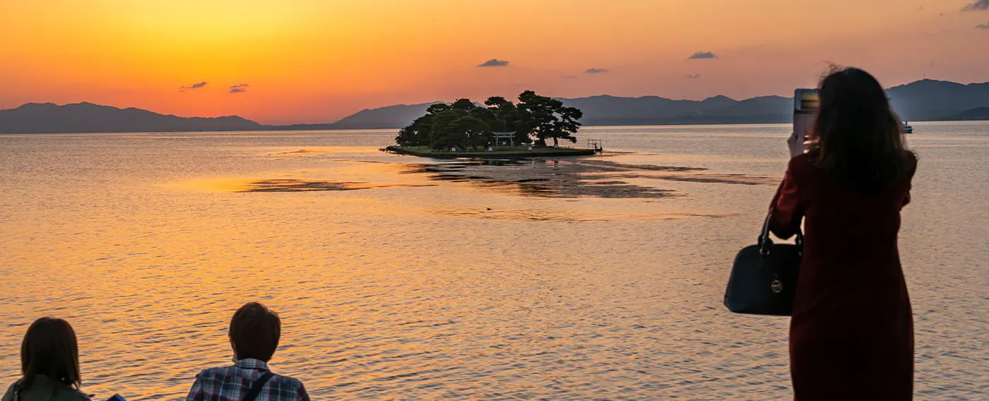 Pemandangan senja di Danau Shinji