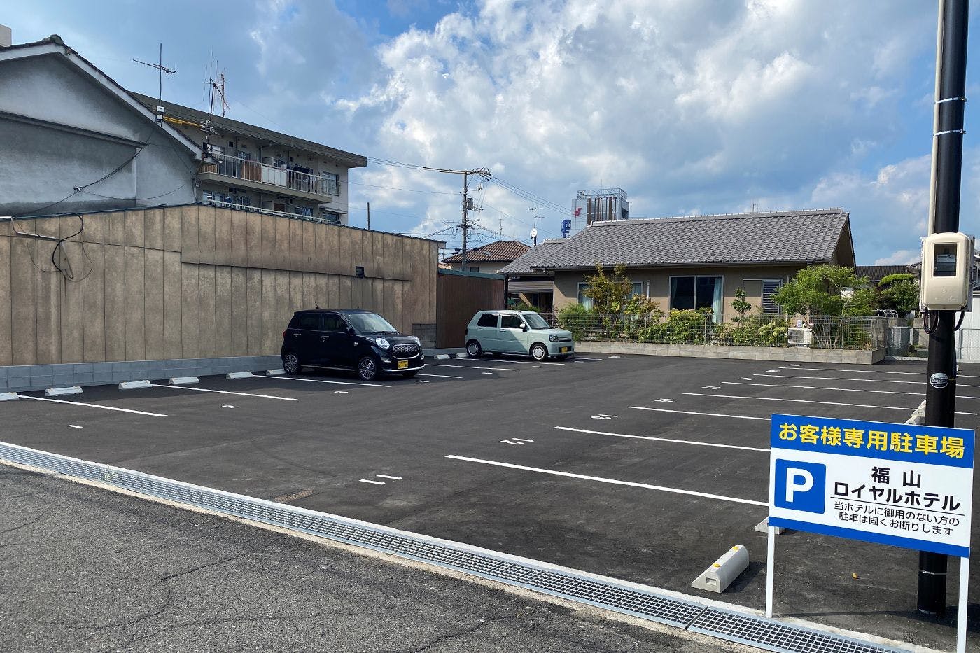 ที่จอดรถแบบลาน