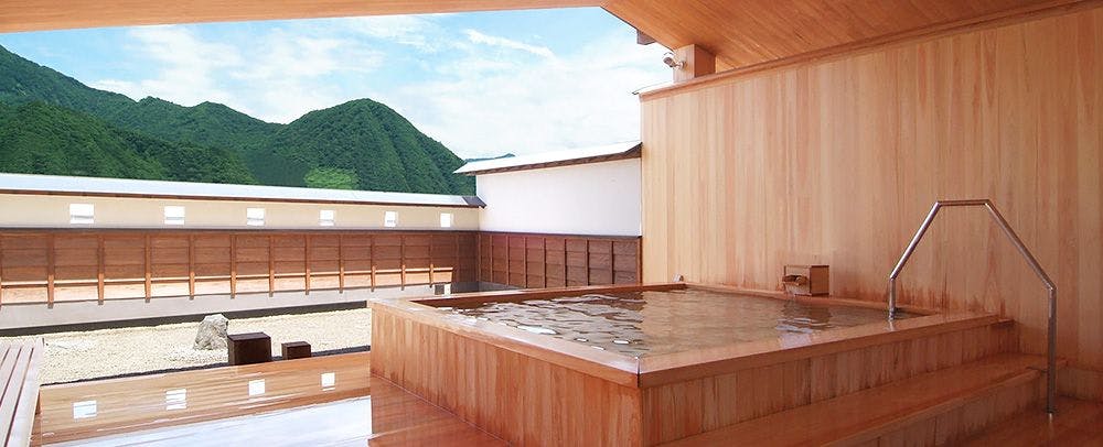 Pemandian terbuka dengan pemandangan