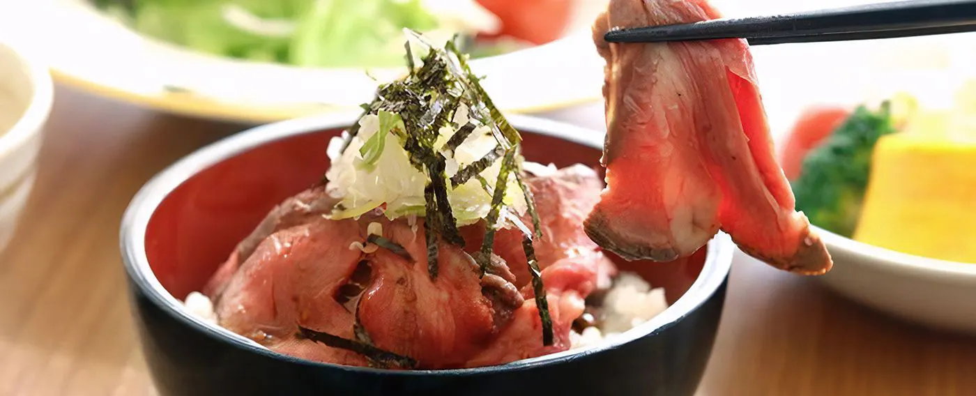 ข้าวหน้าเนื้อย่างโรสต์บีฟ