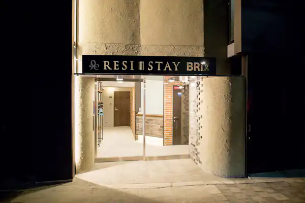 ทางเข้า (กลางคืน)