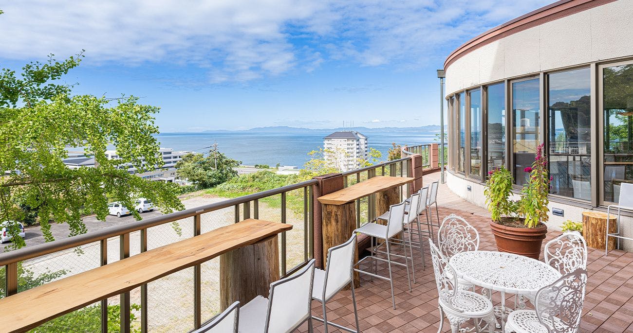 Teras dengan pemandangan