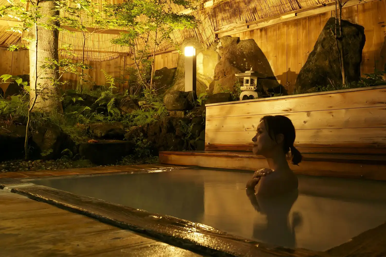 ออนเซ็นกลางแจ้งตอนกลางคืน