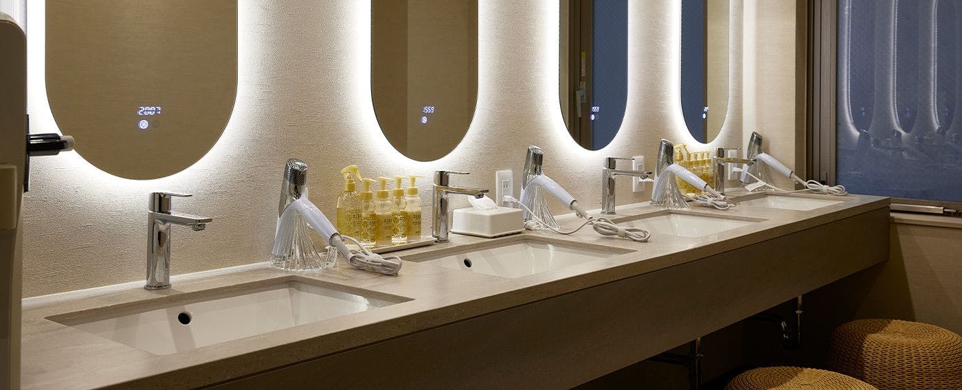 ห้องอาบน้ำสาธารณะสำหรับผู้หญิง  ห้องเปลี่ยนเสื้อผ้า  อ่างล้างหน้า