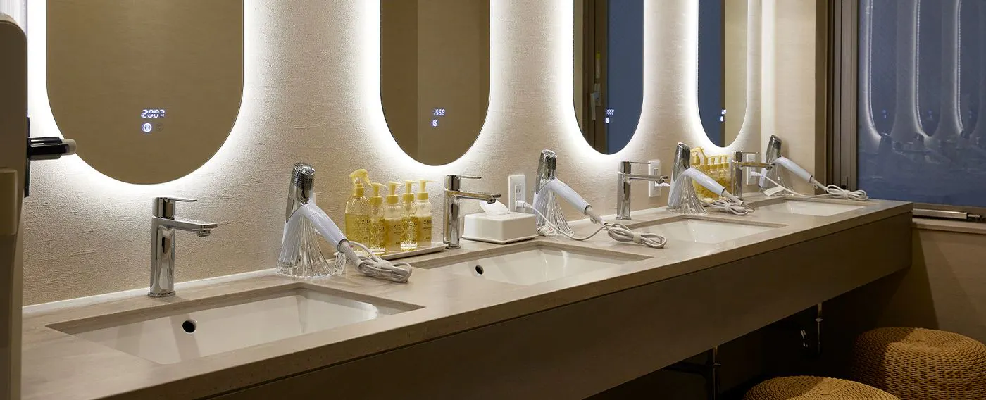 ห้องอาบน้ำสาธารณะสำหรับผู้หญิง ห้องเปลี่ยนเสื้อผ้า อ่างล้างหน้า