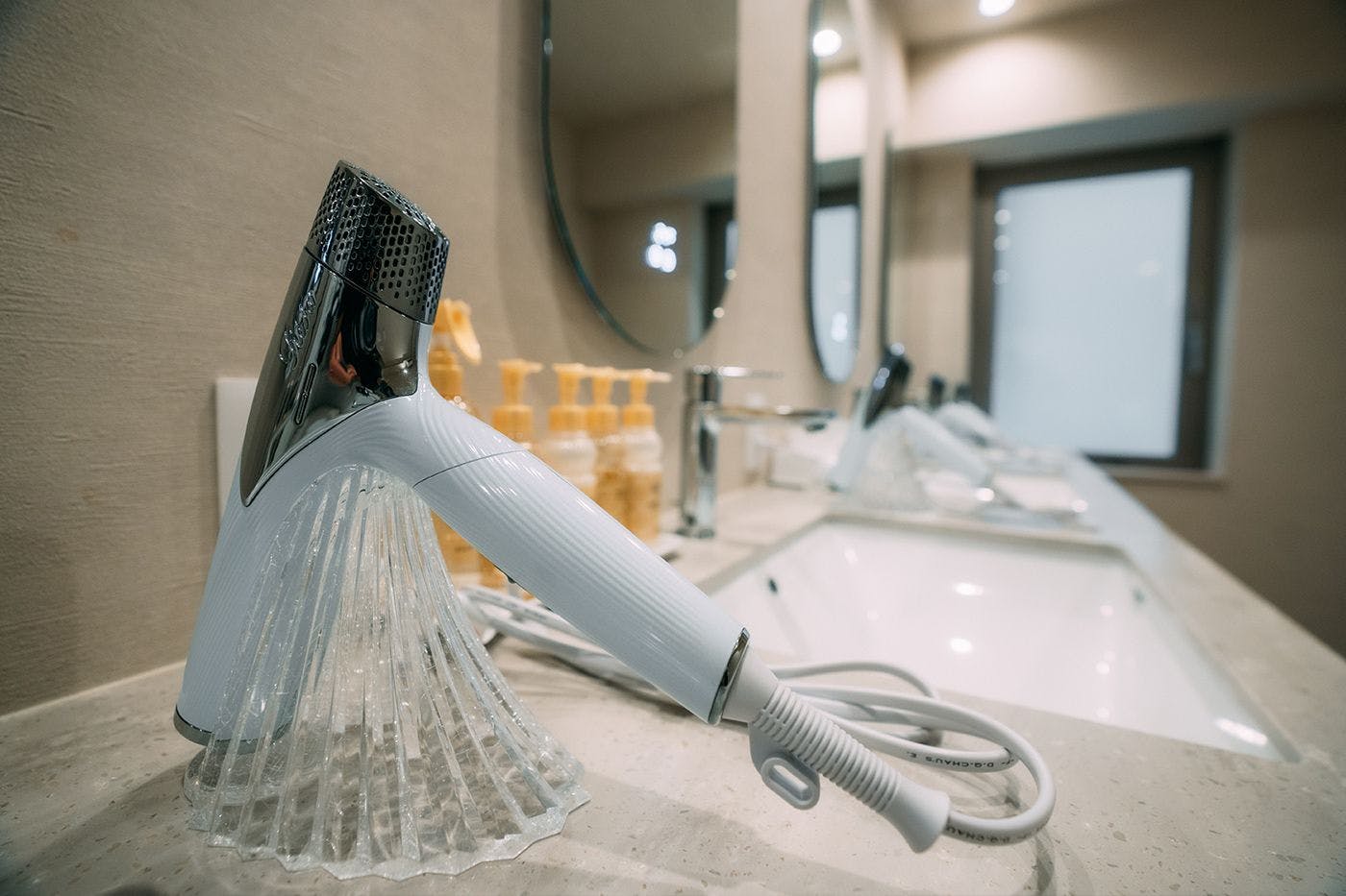 ห้องอาบน้ำสาธารณะสำหรับผู้หญิง อ่างล้างหน้า ไดร์เป่าผม