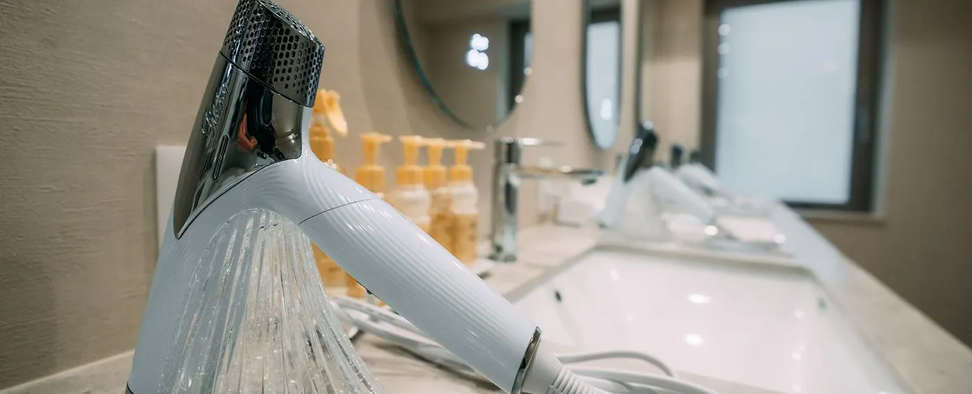 ห้องอาบน้ำสาธารณะสำหรับผู้หญิง อ่างล้างหน้า ไดร์เป่าผม