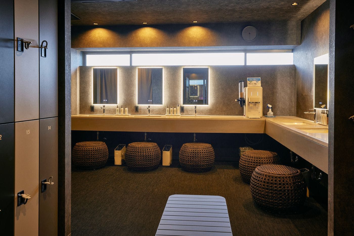 ห้องอาบน้ำรวมชาย ห้องเปลี่ยนเสื้อผ้า