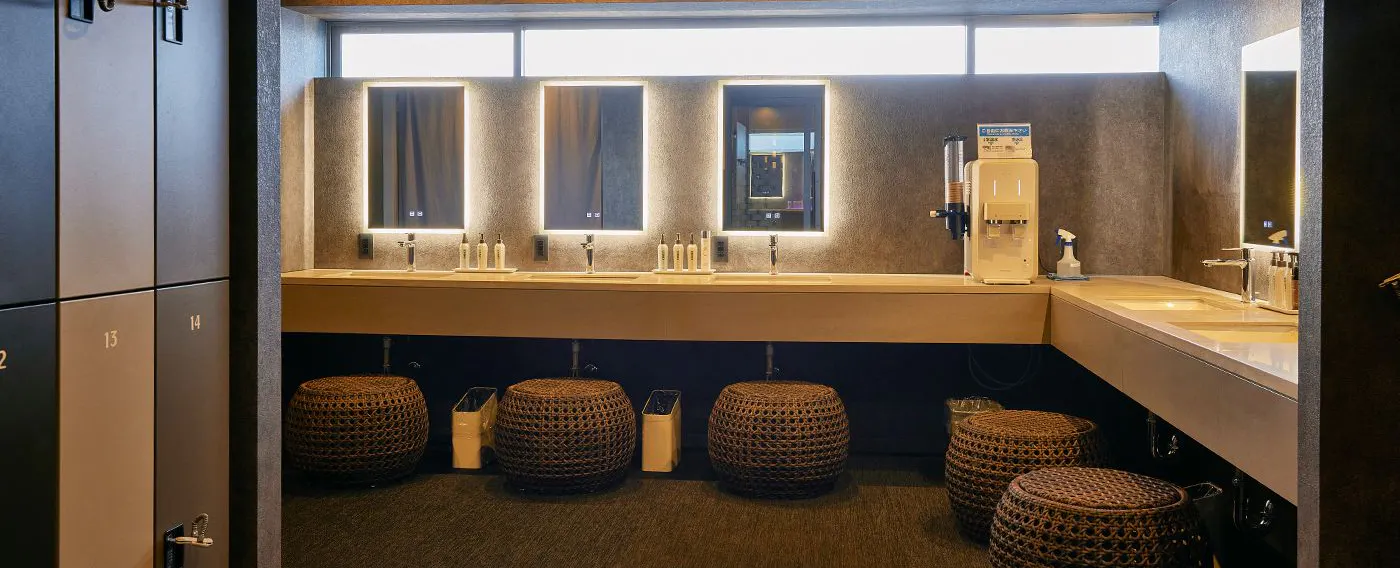 ห้องอาบน้ำรวมชาย ห้องเปลี่ยนเสื้อผ้า