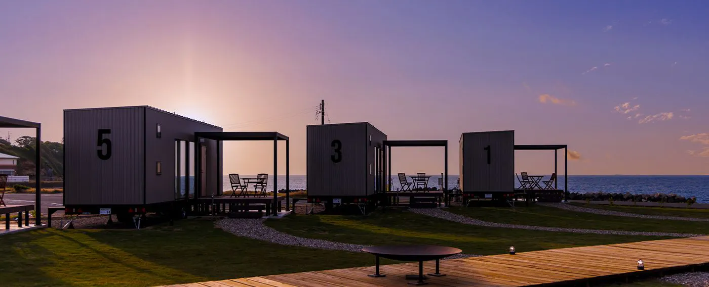 ลักษณะภายนอกของรถพ่วงในยามเย็น