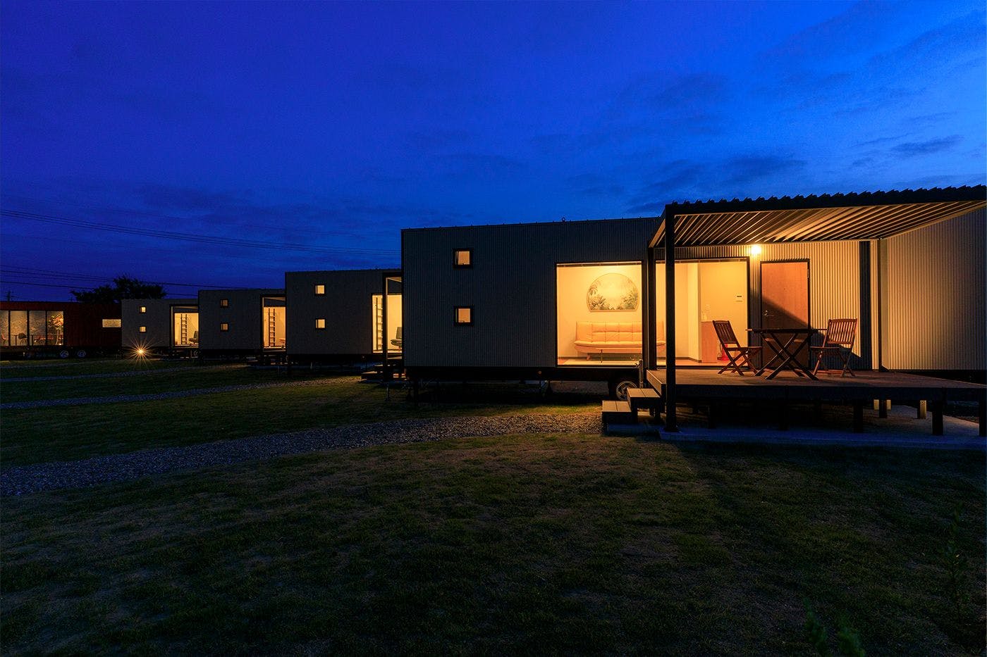 ลักษณะภายนอกของรถพ่วงในเวลากลางคืน