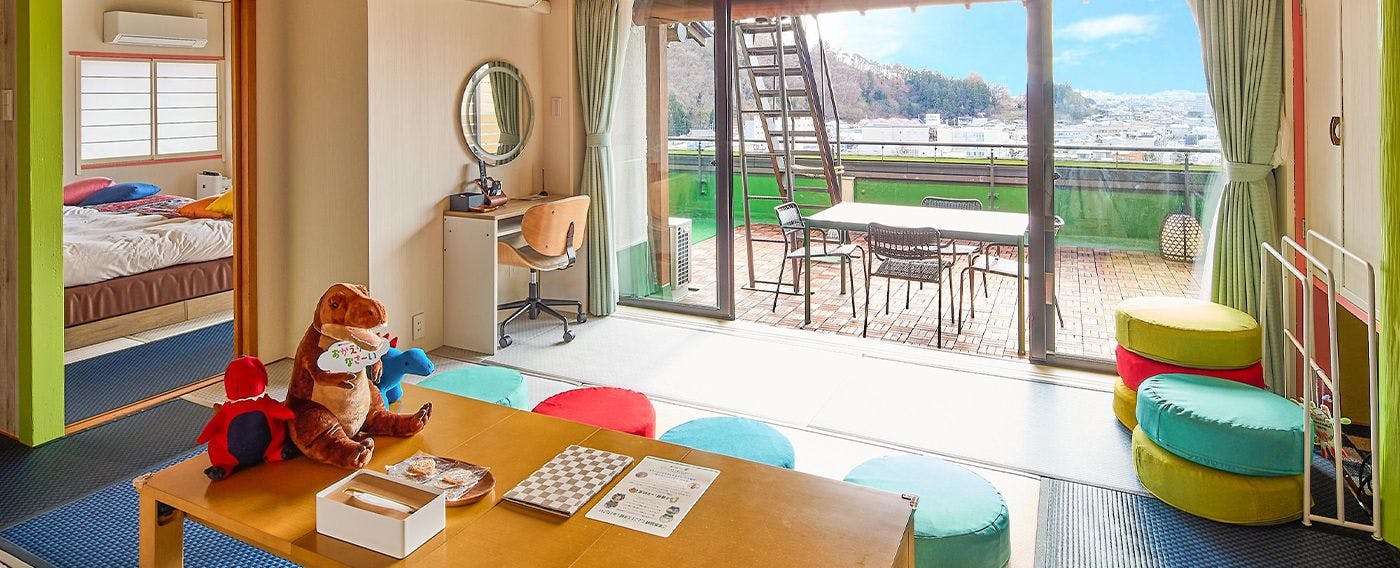 ห้องพักพร้อมระเบียงชั้นบนสุดที่มีวิวสวยงาม