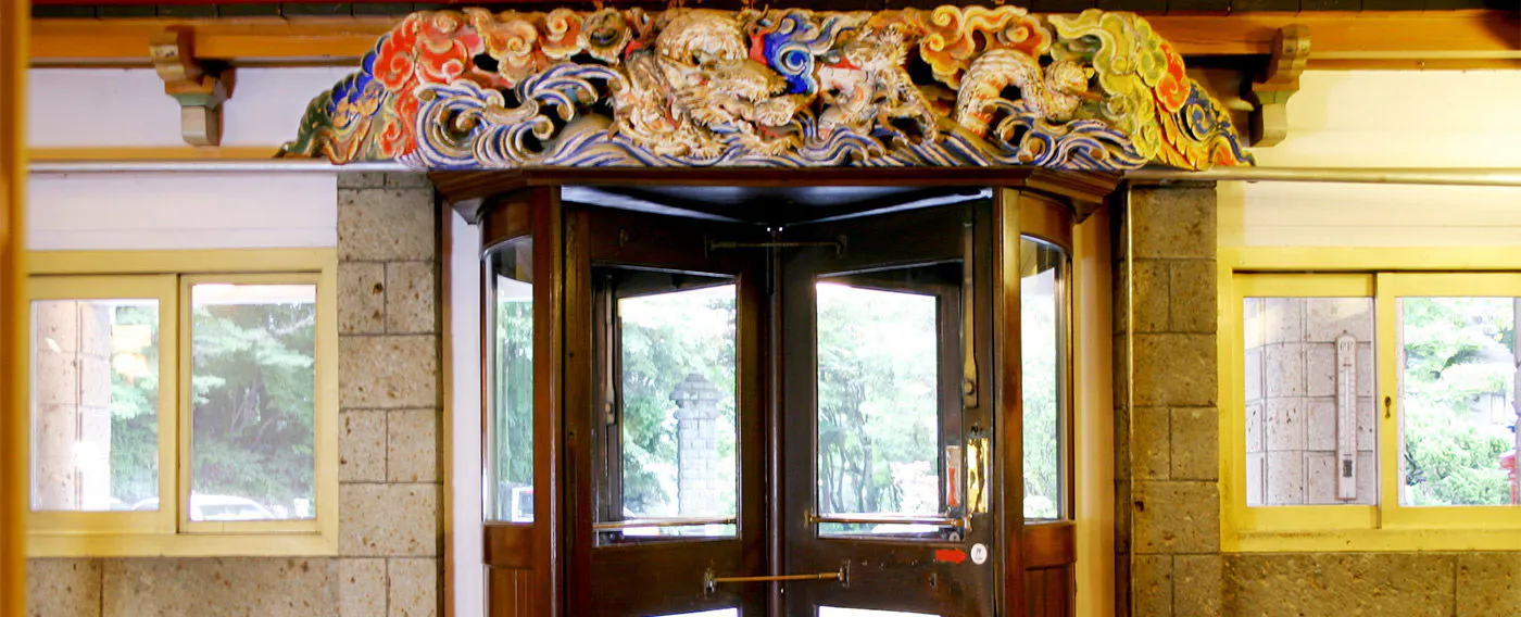 【ประตูหมุน】ภาพลักษณ์ที่หนักแน่นจำลองจากอาคารไลท์ของโรงแรมอิมพีเรียลเก่า ที่นี่คือจุดต้อนรับลูกค้า (หน้าฟรอนต์)