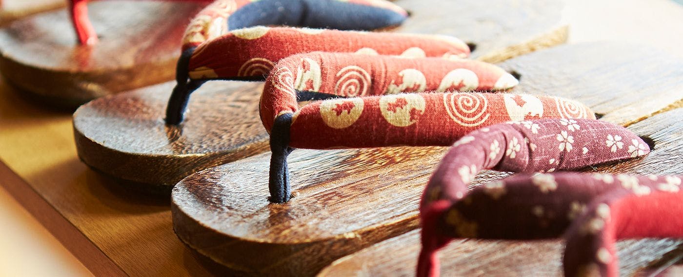 Kami juga menyediakan zori bergaya untuk berjalan di luar.