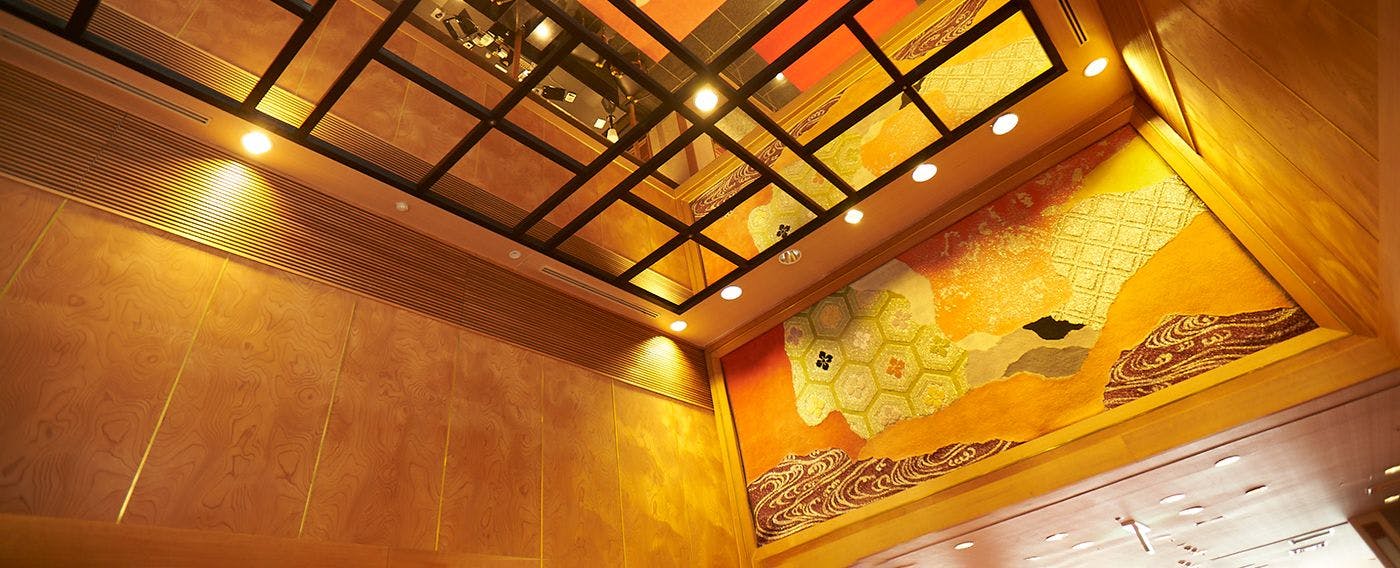 Tapestri (lobi) yang menggambarkan hubungan mendalam antara Kinugawa dan Toshogu melalui corak tradisional Jepun seperti ombak dan sisik penyu.