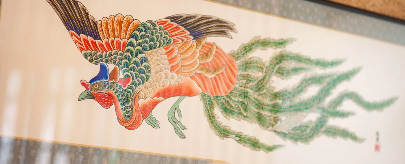 "Lukisan Phoenix" yang dihadiahkan oleh Kuil Nikko Toshogu, dipamerkan di restoran "Sakura Ogura".