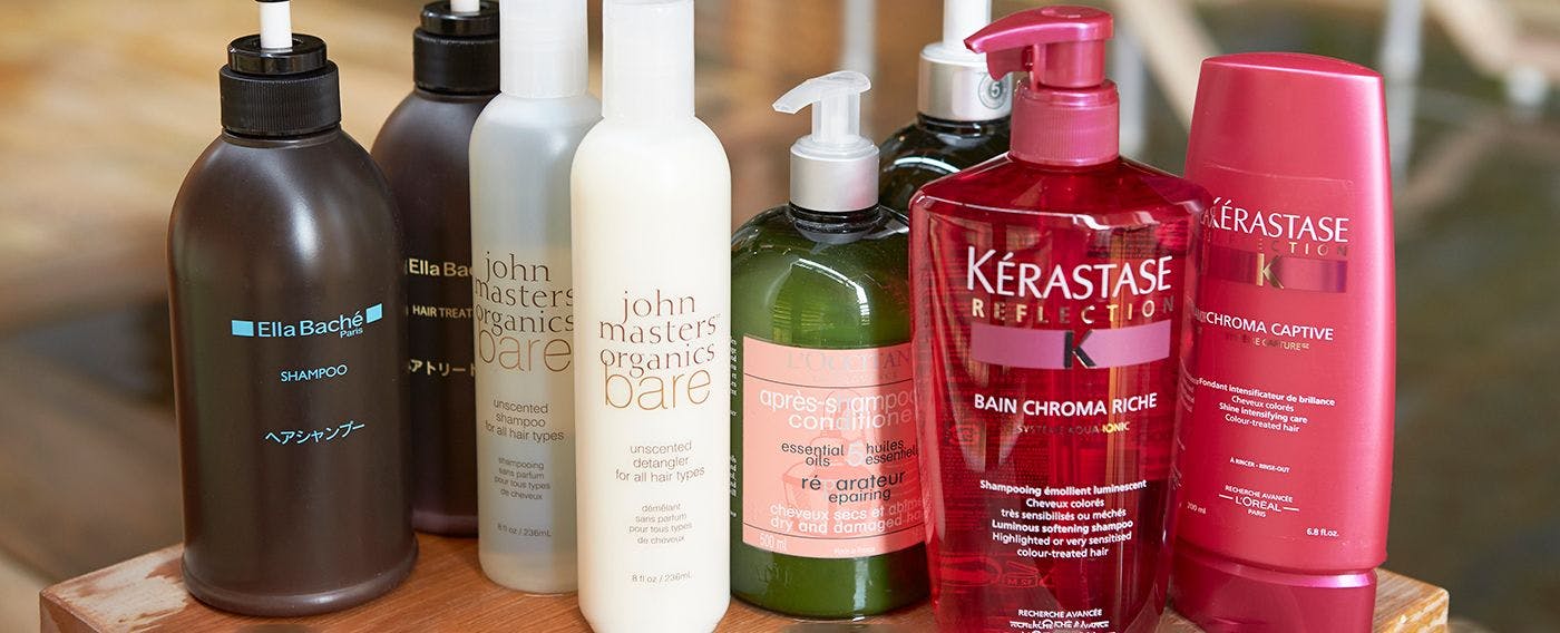 Kami menyediakan bar syampu dengan pelbagai syampu dan perapi jenama terkenal di bilik mandi awam.