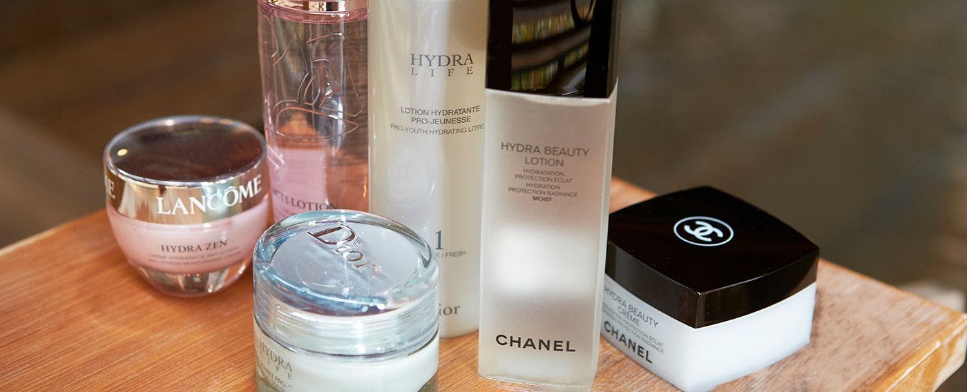 Bilik persalinan di bilik mandi awam juga dilengkapi dengan bar kosmetik yang menawarkan losyen dan serum dari jenama terkenal.