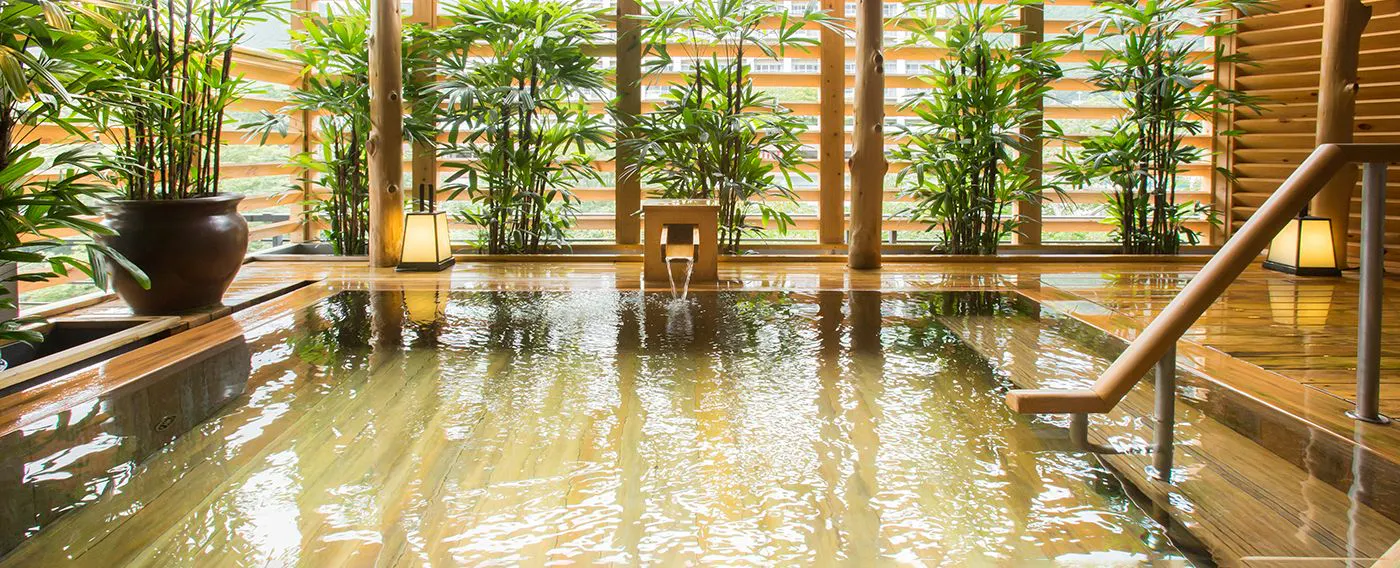 Kolam mandi terbuka dengan aroma kayu Hinoki