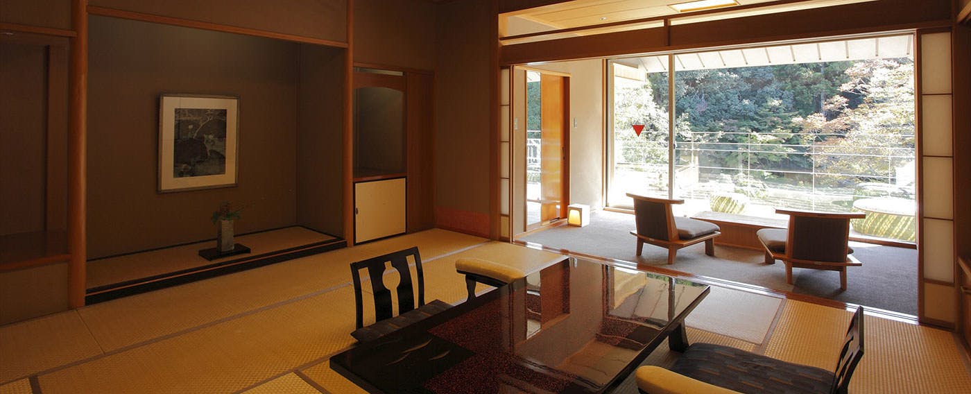 ห้องพักพร้อมระเบียงอ่างอาบน้ำวิว