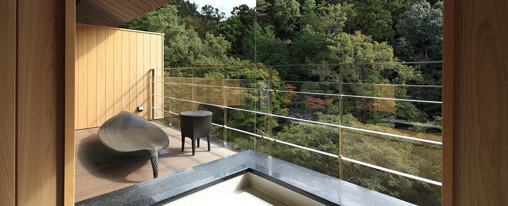 ห้องพักพร้อมระเบียงอ่างอาบน้ำวิว