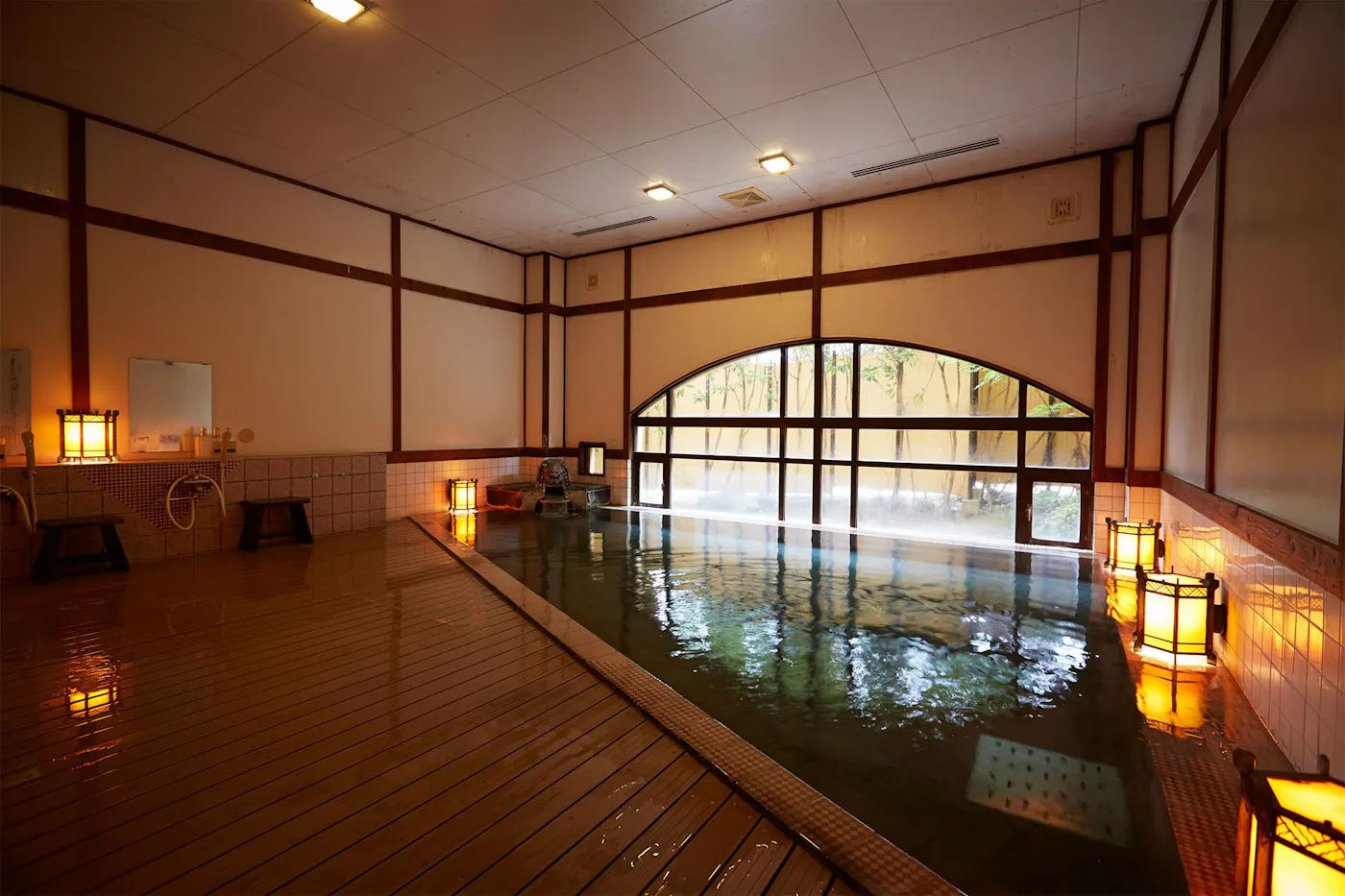 ハミルトン宇礼志野：アーチ窓の大浴場