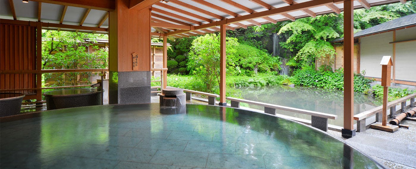 Mata air panas dan mandi