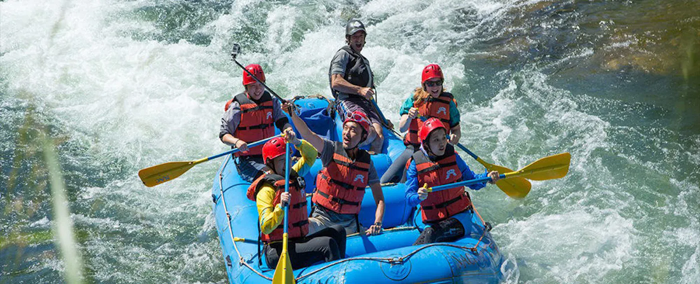 尻別川を下る「ラフティング」