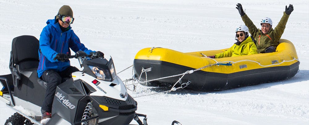 川下り用ボートで雪の大地を疾走するスリリングな体験！「スノーラフティング」