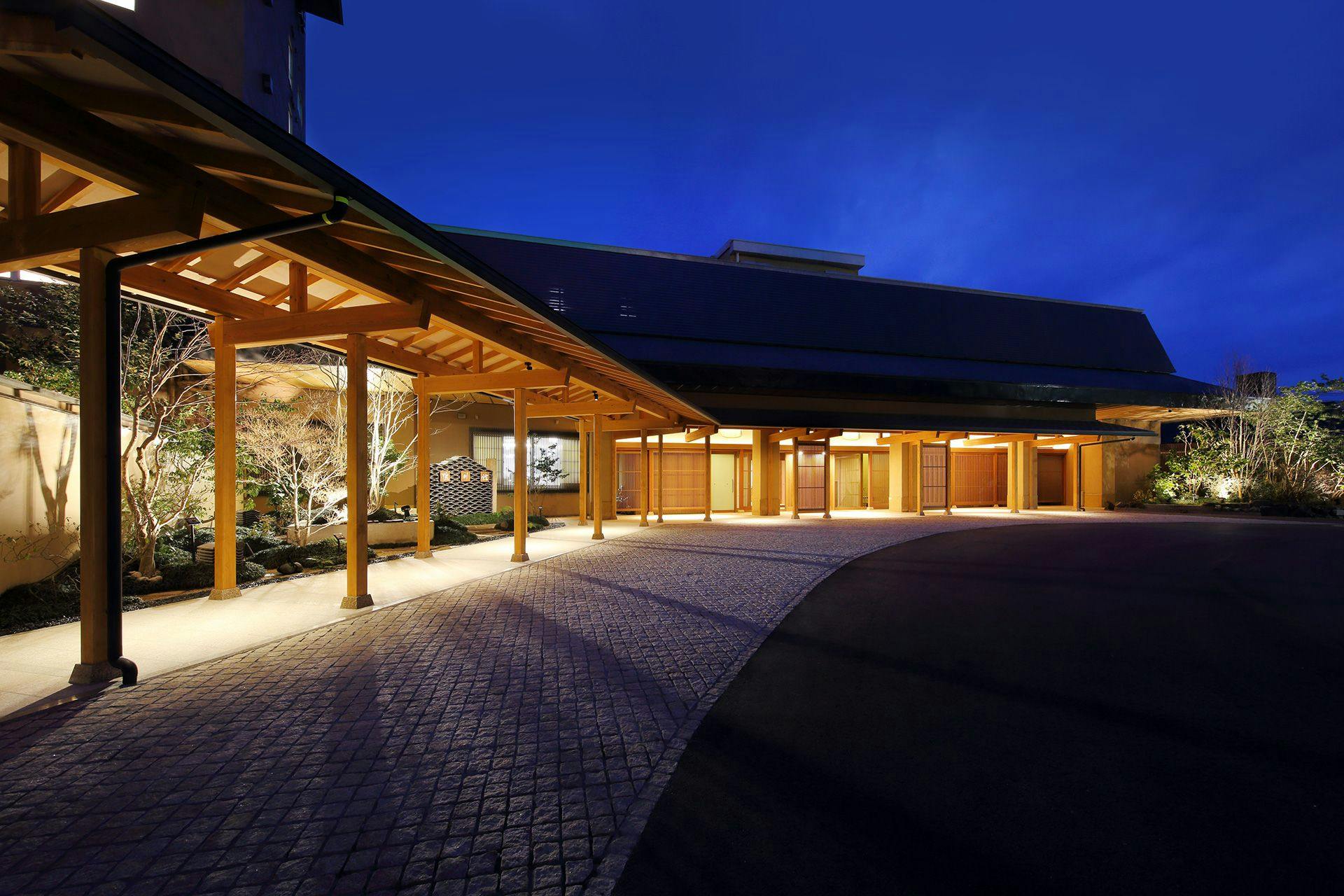 鴨川館